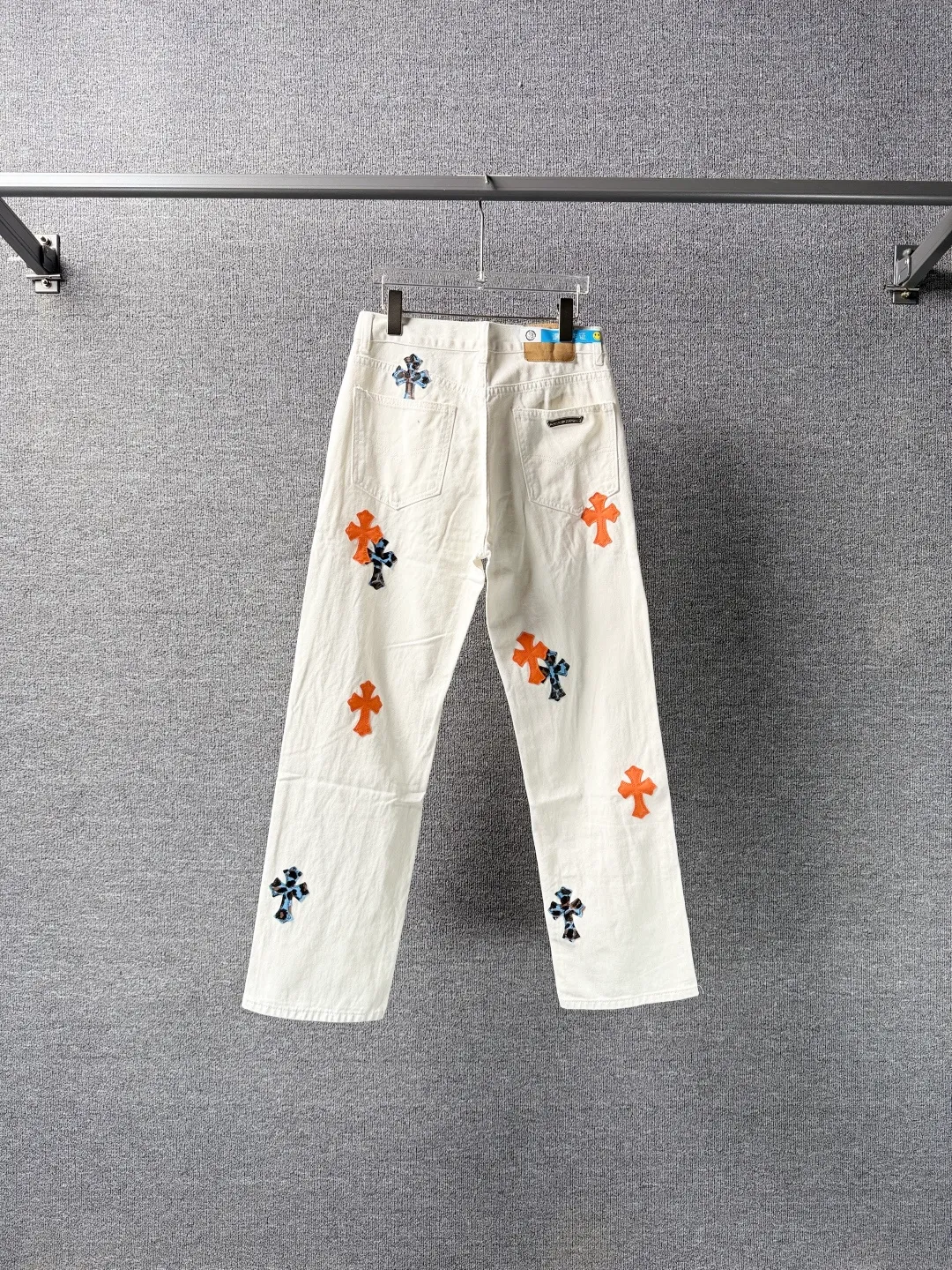 P260 💰 (Top version) Chrome Hearts/Chrome Hearts Classic white and orange cow series colored leather cross washed color fabric unisex denim trousers Vibe style straight stacked god-level version Carbon fine bias denim color cloth Old vintage full set of hardware - Chrome Hearts white cow series The high version uses high-ounce custom fabrics, fermentation washing and soft color fixation, soft and thick to wear. The details are all made by hand-polished craftsmanship. All-over printed jacquard fabric Unique design style. Through multiple processes to create a full retro feel. Unique niche non-contrast shirt. Customized distressed spray-painted buttons. Craftsmanship in every detail. Color: white and orange. Size: 28-30-32-34 (corresponding to S-M-L-XL)
